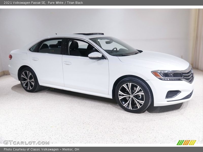 Pure White / Titan Black 2021 Volkswagen Passat SE