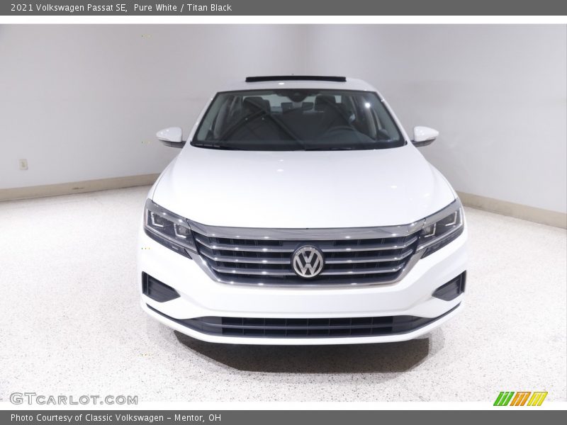 Pure White / Titan Black 2021 Volkswagen Passat SE