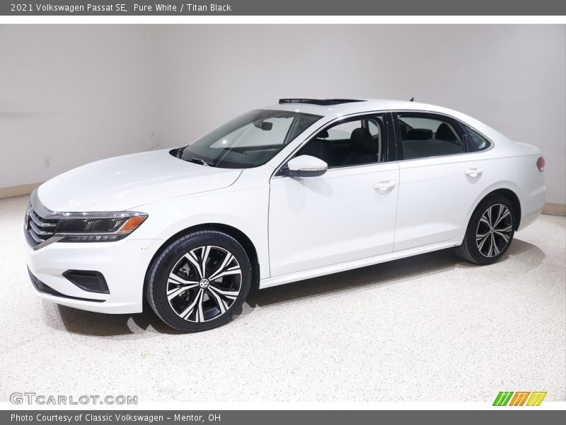 Pure White / Titan Black 2021 Volkswagen Passat SE