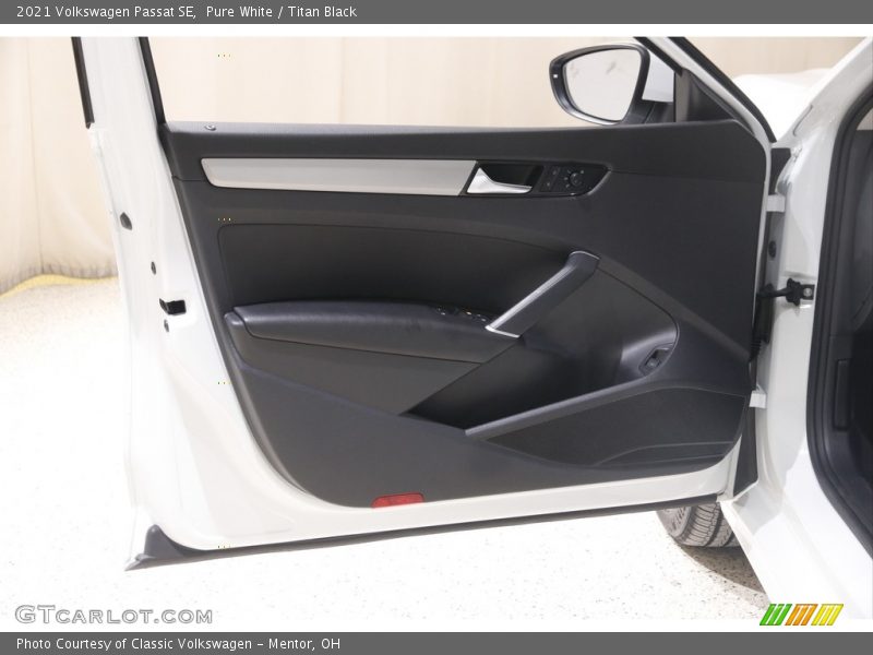 Pure White / Titan Black 2021 Volkswagen Passat SE