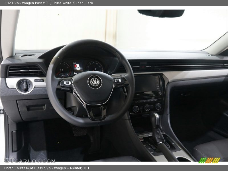 Pure White / Titan Black 2021 Volkswagen Passat SE