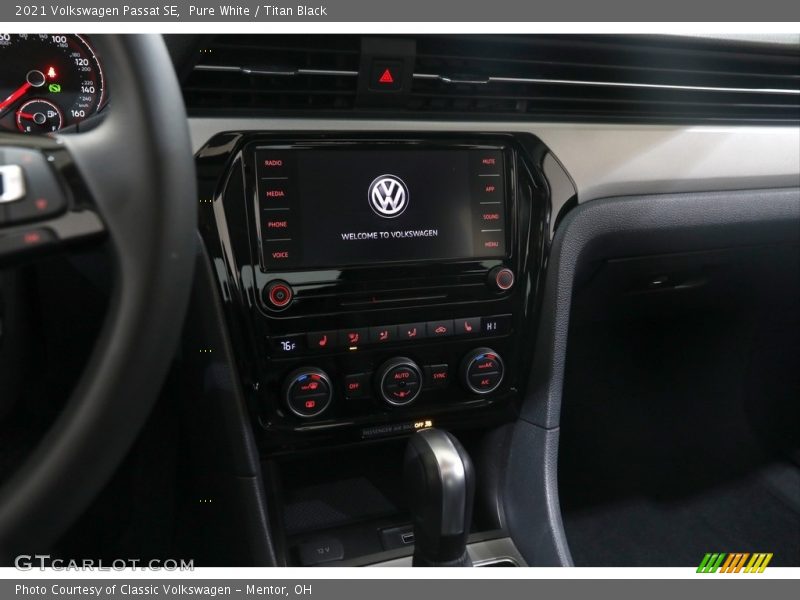 Pure White / Titan Black 2021 Volkswagen Passat SE