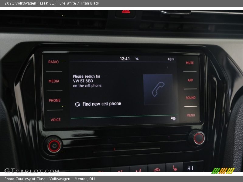 Pure White / Titan Black 2021 Volkswagen Passat SE