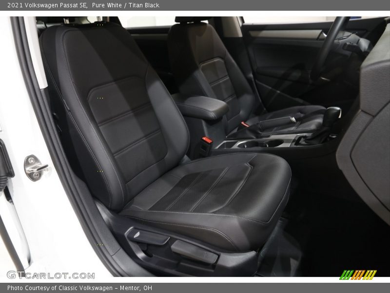 Pure White / Titan Black 2021 Volkswagen Passat SE