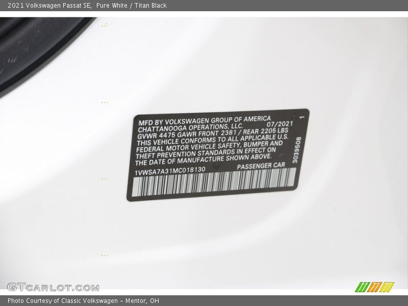 Pure White / Titan Black 2021 Volkswagen Passat SE