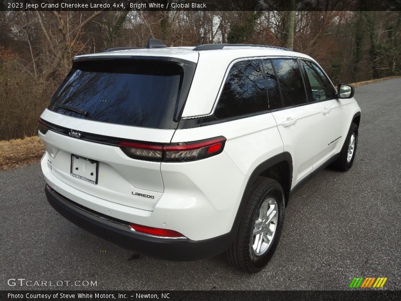 Bright White / Global Black 2023 Jeep Grand Cherokee Laredo 4x4