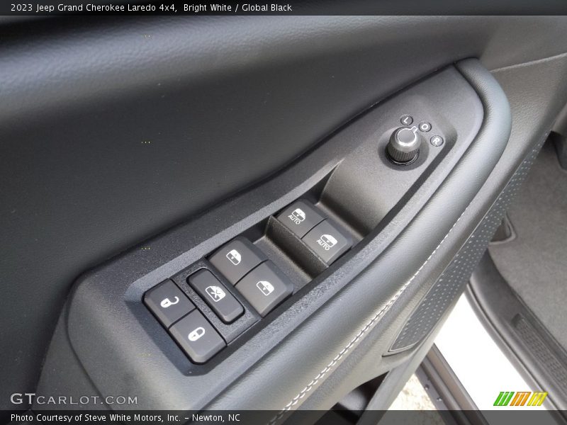 Door Panel of 2023 Grand Cherokee Laredo 4x4