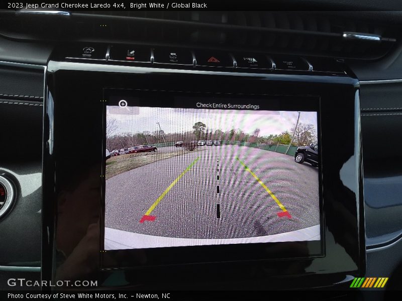 Bright White / Global Black 2023 Jeep Grand Cherokee Laredo 4x4