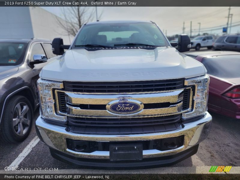 Oxford White / Earth Gray 2019 Ford F250 Super Duty XLT Crew Cab 4x4