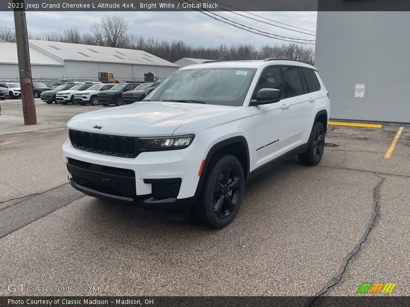 Bright White / Global Black 2023 Jeep Grand Cherokee L Altitude 4x4