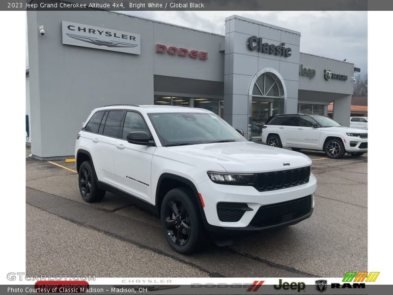 Bright White / Global Black 2023 Jeep Grand Cherokee Altitude 4x4