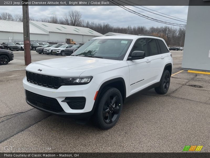 Bright White / Global Black 2023 Jeep Grand Cherokee Altitude 4x4