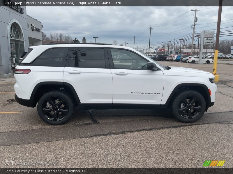 Bright White / Global Black 2023 Jeep Grand Cherokee Altitude 4x4