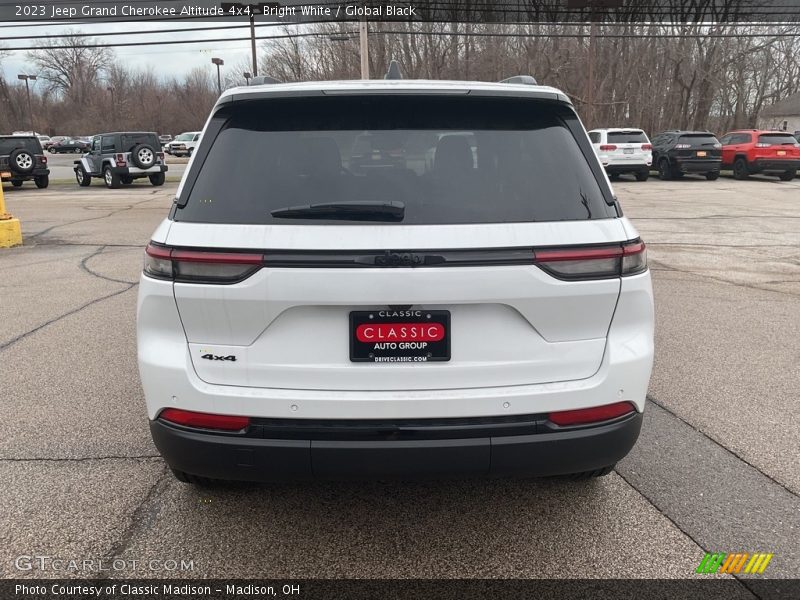 Bright White / Global Black 2023 Jeep Grand Cherokee Altitude 4x4