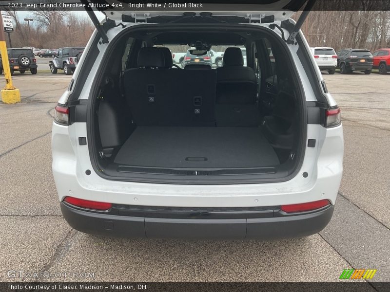 Bright White / Global Black 2023 Jeep Grand Cherokee Altitude 4x4