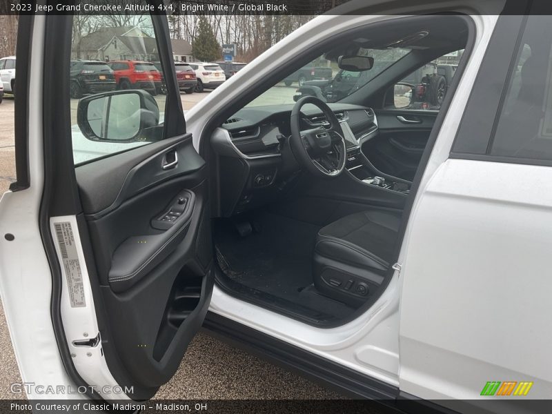 Bright White / Global Black 2023 Jeep Grand Cherokee Altitude 4x4