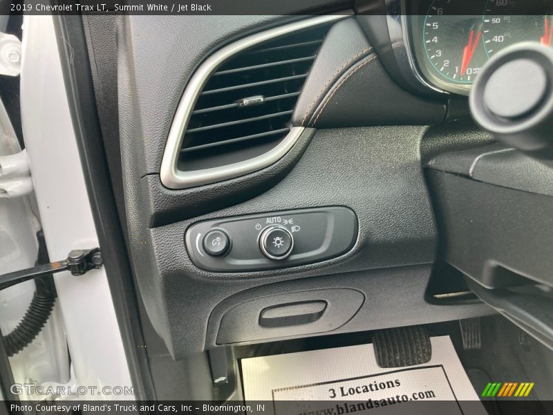 Summit White / Jet Black 2019 Chevrolet Trax LT
