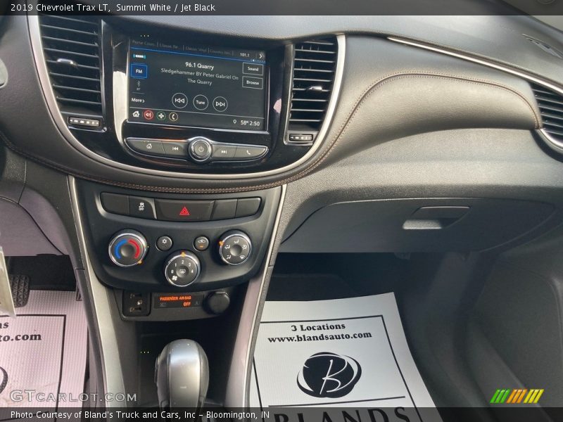 Summit White / Jet Black 2019 Chevrolet Trax LT