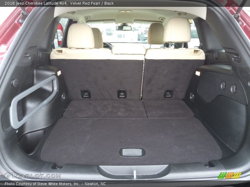  2018 Cherokee Latitude 4x4 Trunk
