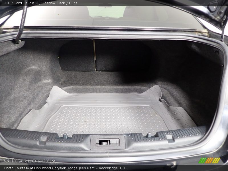  2017 Taurus SE Trunk