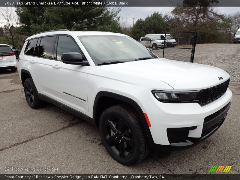Front 3/4 View of 2023 Grand Cherokee L Altitude 4x4