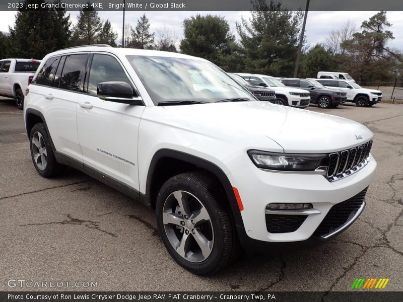 Front 3/4 View of 2023 Grand Cherokee 4XE