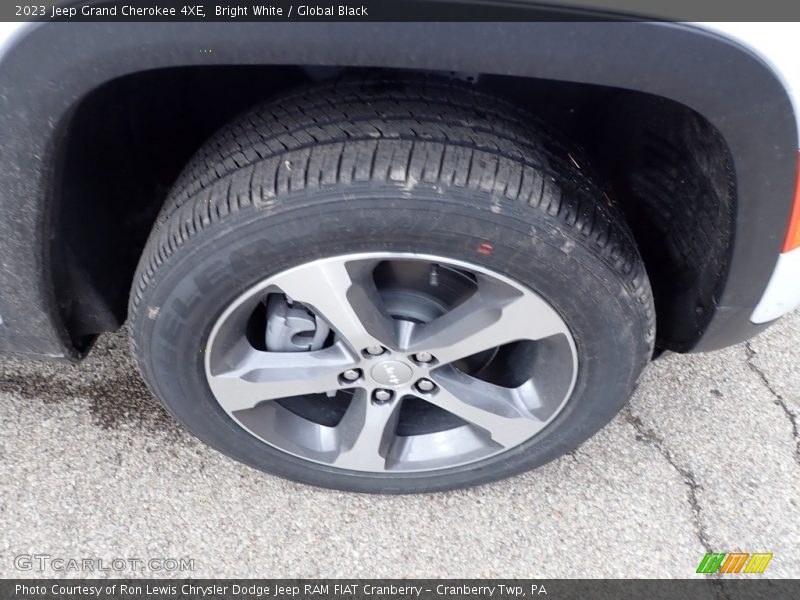 Bright White / Global Black 2023 Jeep Grand Cherokee 4XE