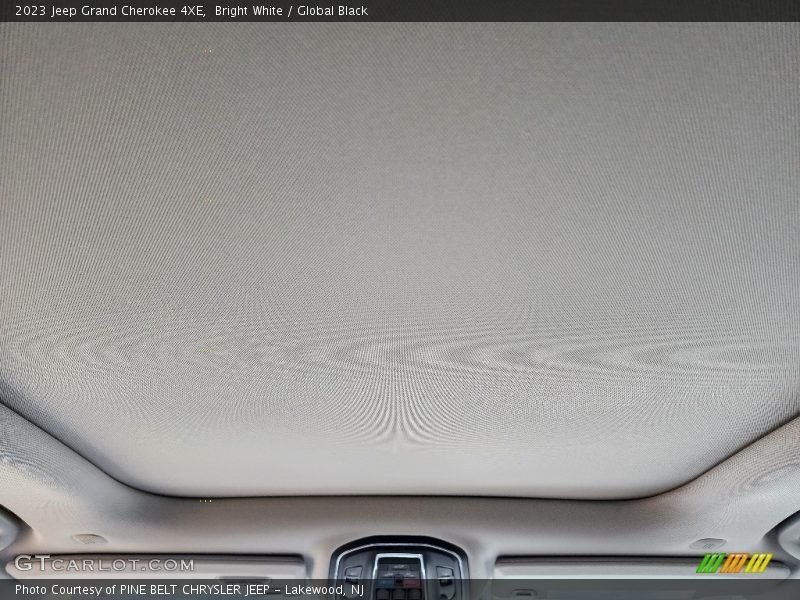 Bright White / Global Black 2023 Jeep Grand Cherokee 4XE