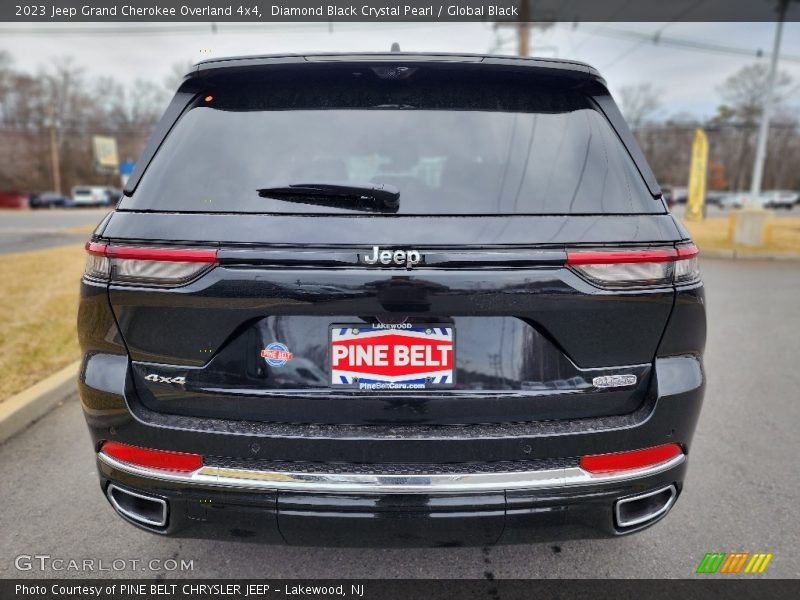 Diamond Black Crystal Pearl / Global Black 2023 Jeep Grand Cherokee Overland 4x4