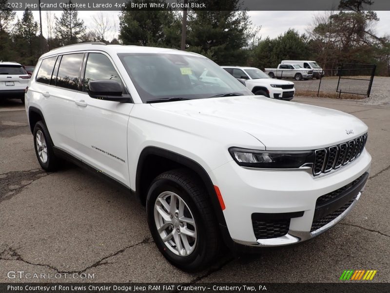 Front 3/4 View of 2023 Grand Cherokee L Laredo 4x4