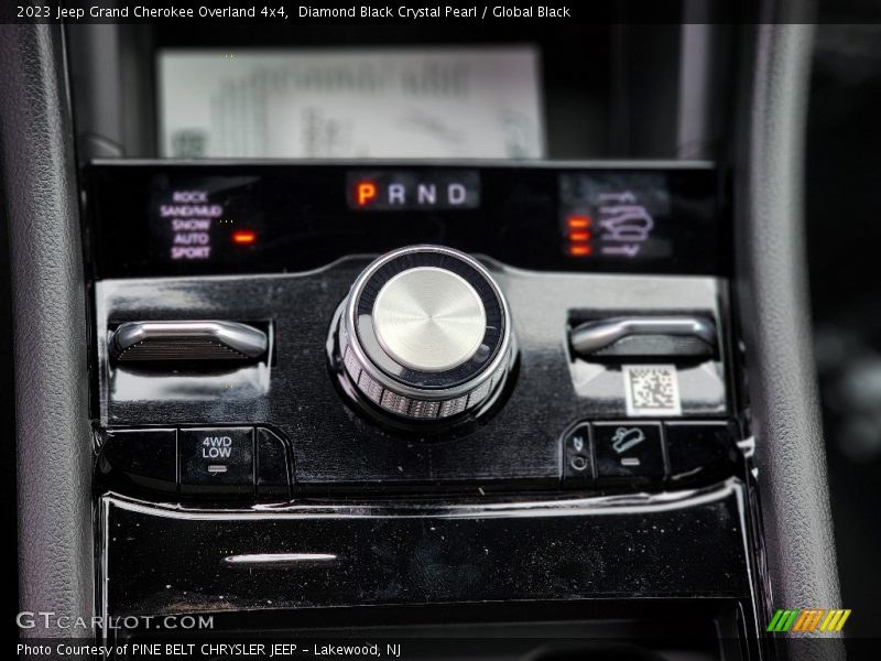 Diamond Black Crystal Pearl / Global Black 2023 Jeep Grand Cherokee Overland 4x4