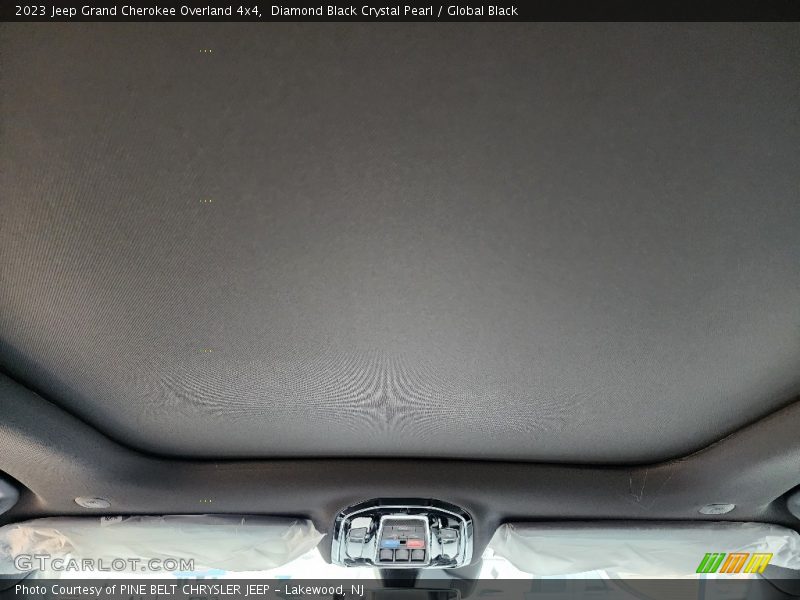 Diamond Black Crystal Pearl / Global Black 2023 Jeep Grand Cherokee Overland 4x4