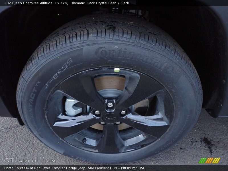 Diamond Black Crystal Pearl / Black 2023 Jeep Cherokee Altitude Lux 4x4