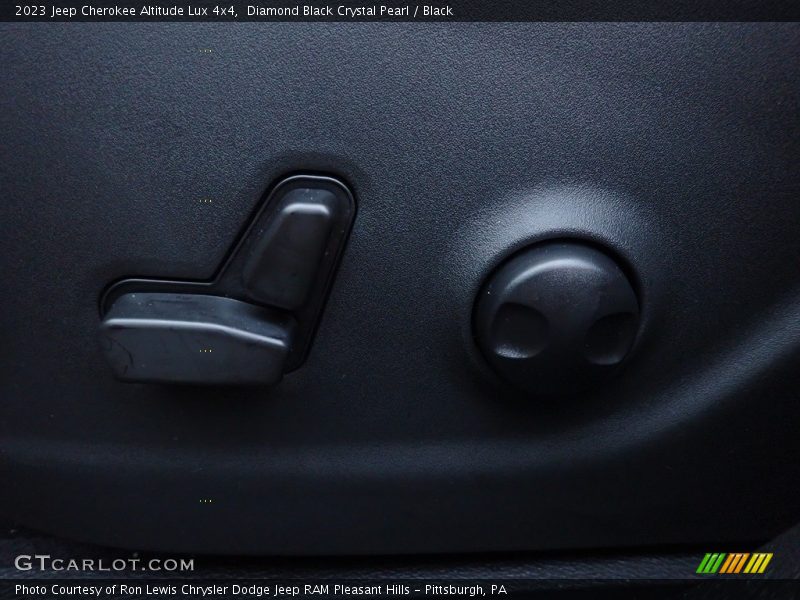 Diamond Black Crystal Pearl / Black 2023 Jeep Cherokee Altitude Lux 4x4