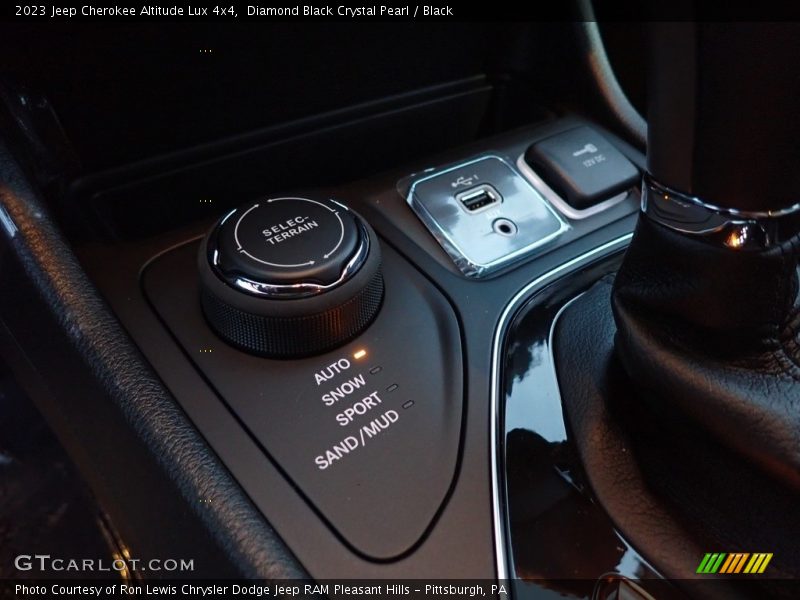 Diamond Black Crystal Pearl / Black 2023 Jeep Cherokee Altitude Lux 4x4