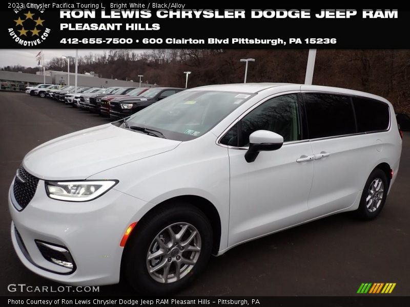 Bright White / Black/Alloy 2023 Chrysler Pacifica Touring L