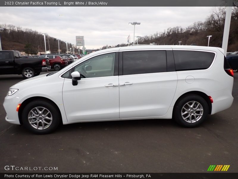 Bright White / Black/Alloy 2023 Chrysler Pacifica Touring L
