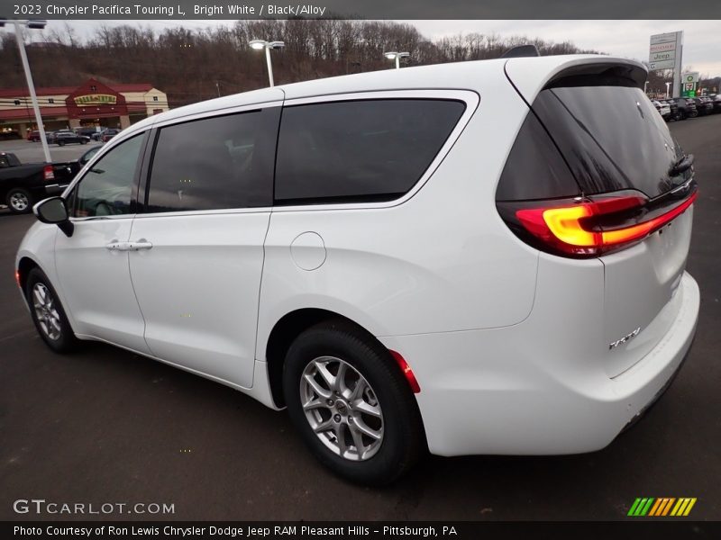 Bright White / Black/Alloy 2023 Chrysler Pacifica Touring L