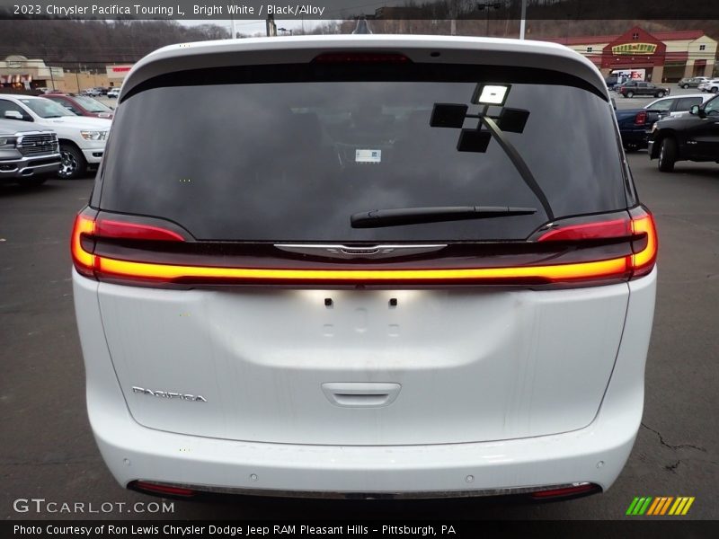 Bright White / Black/Alloy 2023 Chrysler Pacifica Touring L