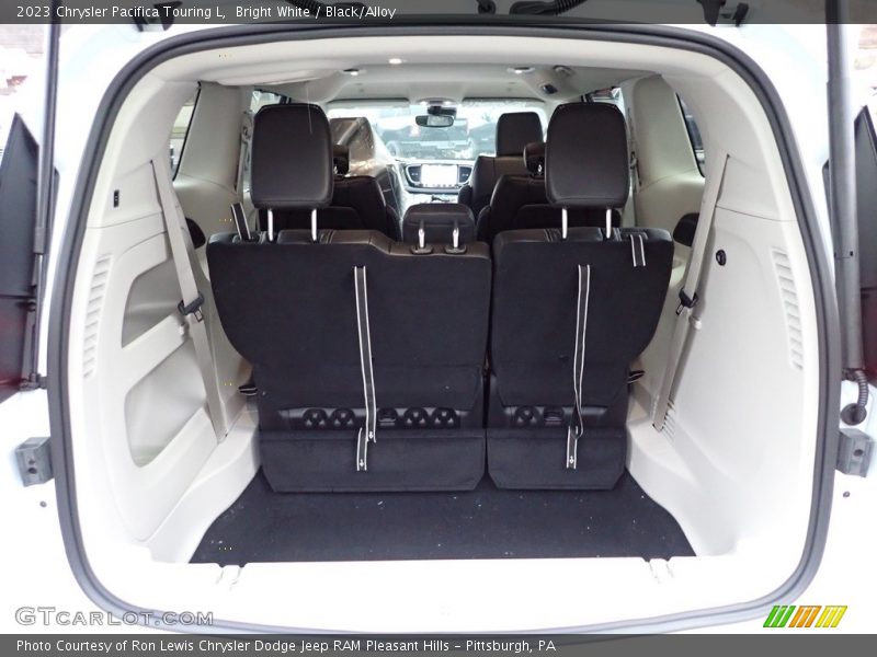 Bright White / Black/Alloy 2023 Chrysler Pacifica Touring L
