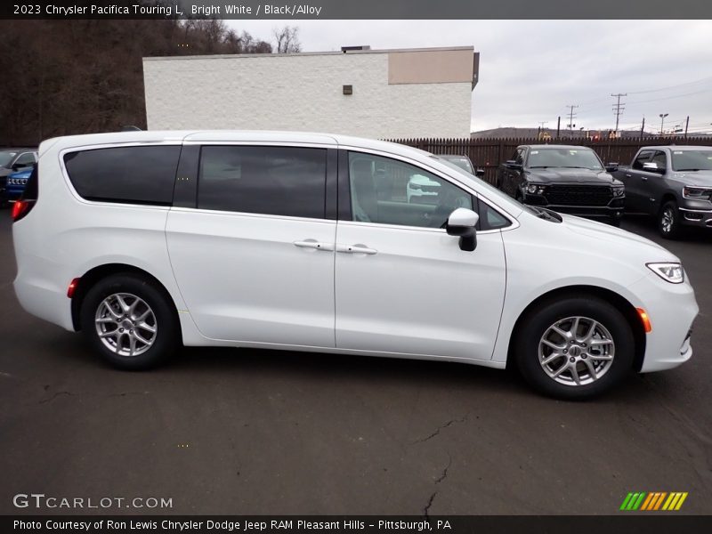Bright White / Black/Alloy 2023 Chrysler Pacifica Touring L