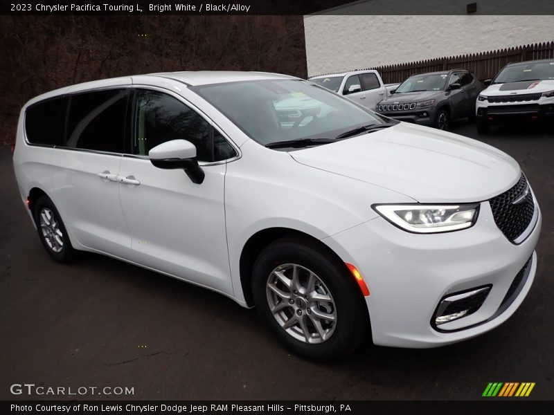 Bright White / Black/Alloy 2023 Chrysler Pacifica Touring L