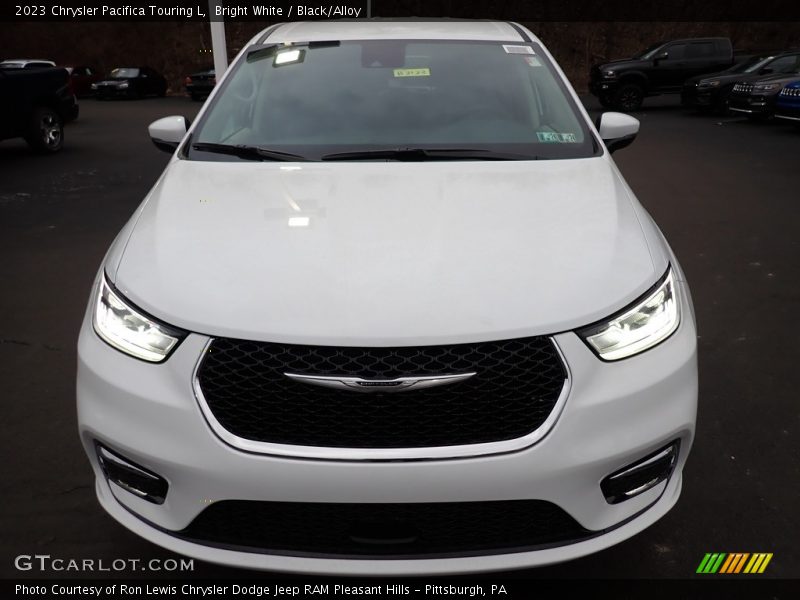 Bright White / Black/Alloy 2023 Chrysler Pacifica Touring L