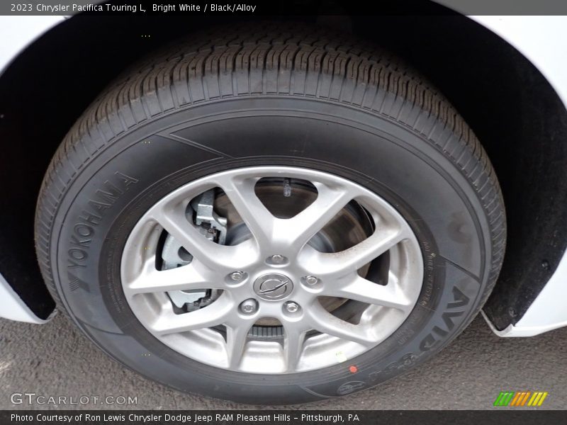 Bright White / Black/Alloy 2023 Chrysler Pacifica Touring L