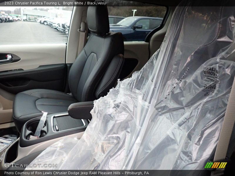 Bright White / Black/Alloy 2023 Chrysler Pacifica Touring L