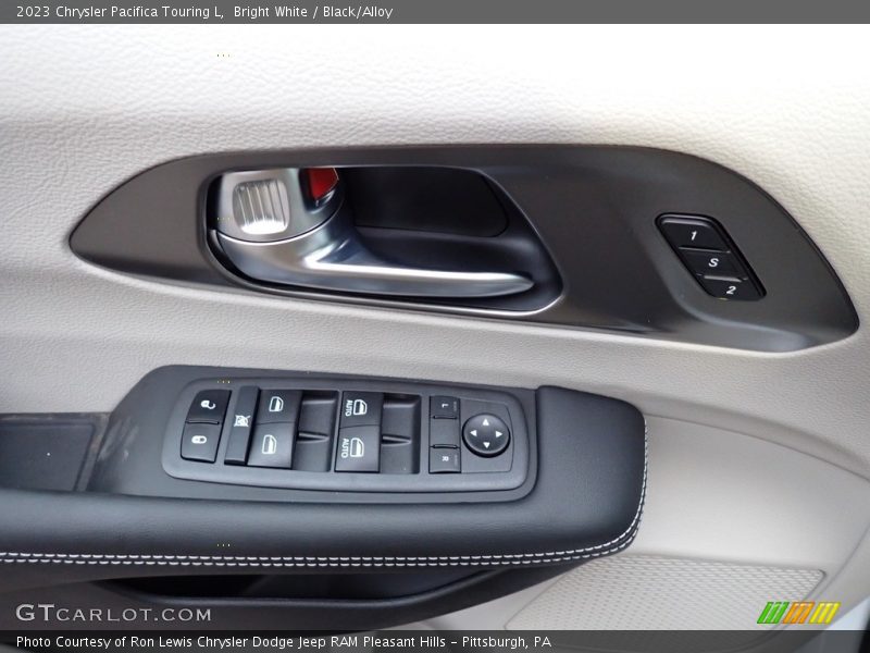 Bright White / Black/Alloy 2023 Chrysler Pacifica Touring L