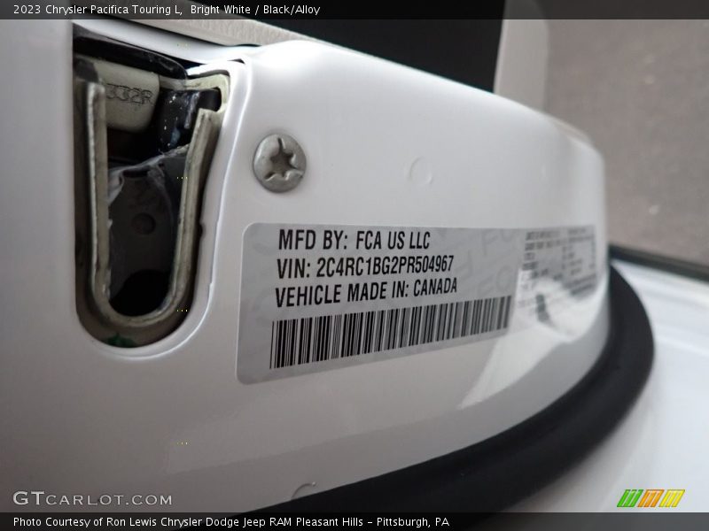 Bright White / Black/Alloy 2023 Chrysler Pacifica Touring L