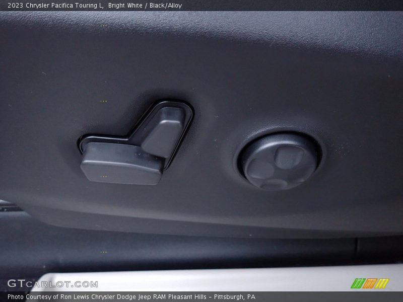 Bright White / Black/Alloy 2023 Chrysler Pacifica Touring L