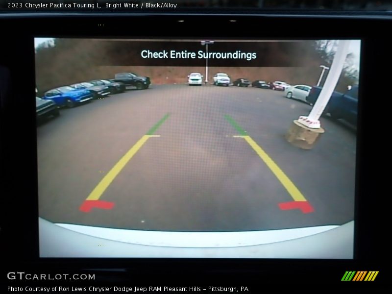 Bright White / Black/Alloy 2023 Chrysler Pacifica Touring L