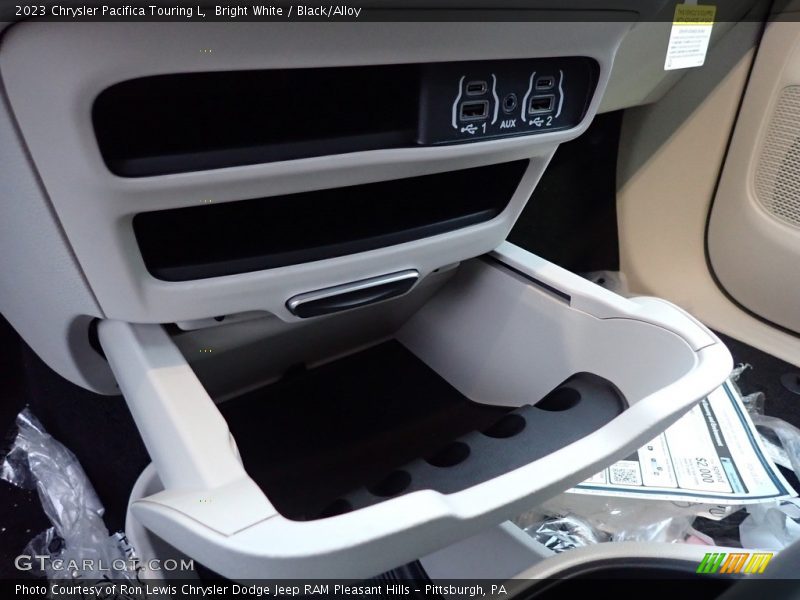 Bright White / Black/Alloy 2023 Chrysler Pacifica Touring L